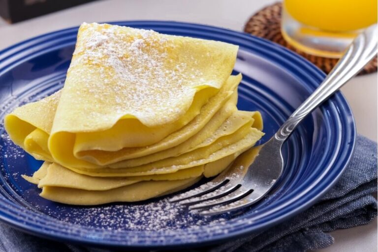 A plate of freshly cooked coconut flor crepes